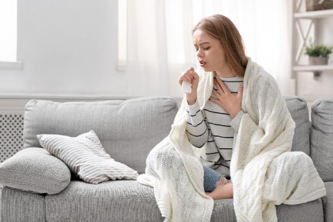 אישה סובלת מקוצר נשימה בגלל מחלת הקורונה